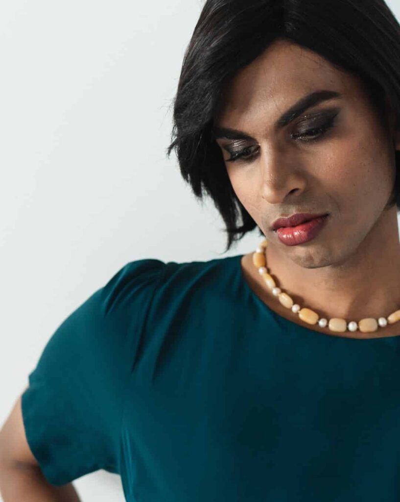 stilvollem Make-up und passendem Outfit strahlt nach einem professionellen Makeover